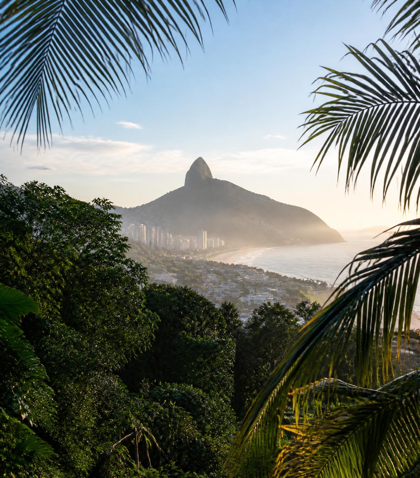 Vista do Morro Dois Irmãos e do mar a partir da Mata Atlântica no Leblon, Rio de Janeiro