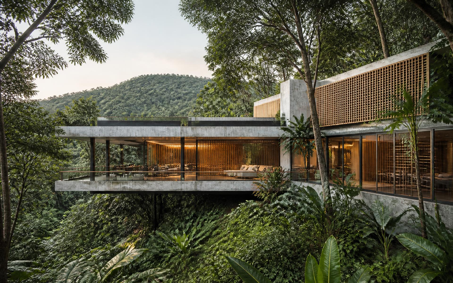Casa de alto padrão em concreto, vidro e madeira integrada à Mata Atlântica no Jardim Pernambuco, Leblon